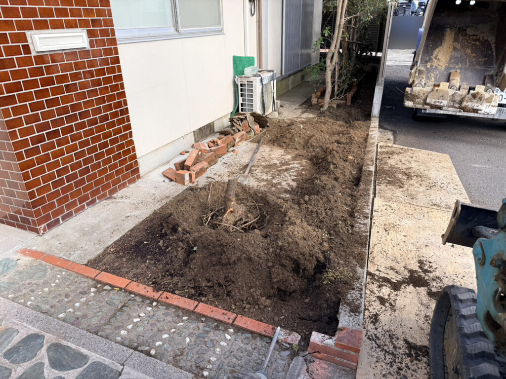 【高松市Ｋ様邸】庭仕舞い工事｜生垣や庭木の伐根・花壇や玄関アプローチをスッキリ撤去します！ (株)カインズガーデン