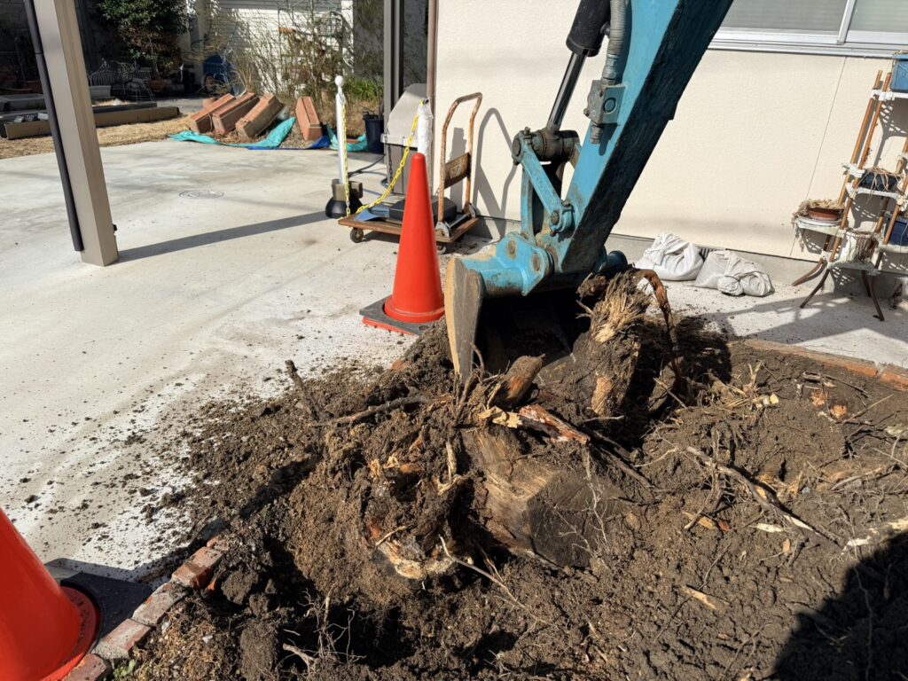 【高松市Ｋ様邸】庭仕舞い工事｜生垣や庭木の伐根・花壇や玄関アプローチをスッキリ撤去します！ (株)カインズガーデン