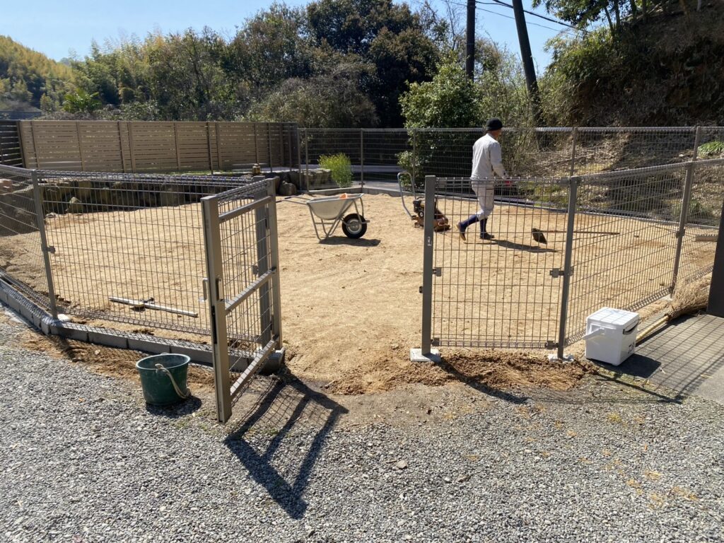 【三豊市Ｏ様邸】庭じまい＆ドッグラン工事㊗完工｜フェンス囲いで安心✨広々！ご自宅ドッグラン完成 (株)カインズガーデン
