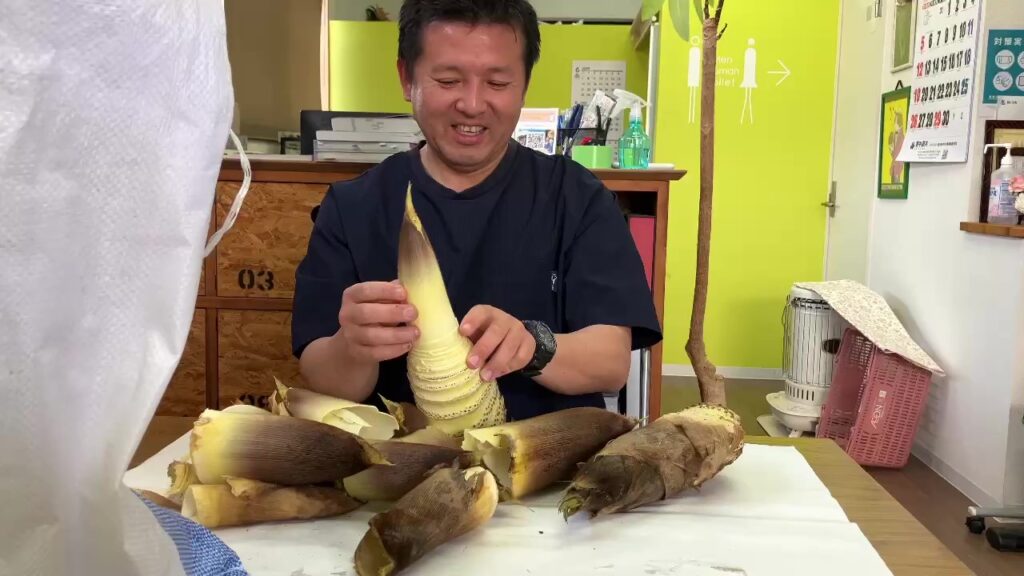 【三豊市Ｏ様邸】庭仕舞い＆ドッグラン工事｜囲いフェンスの柱建てが完了し、フェンス本体の設置開始 (株)カインズガーデン