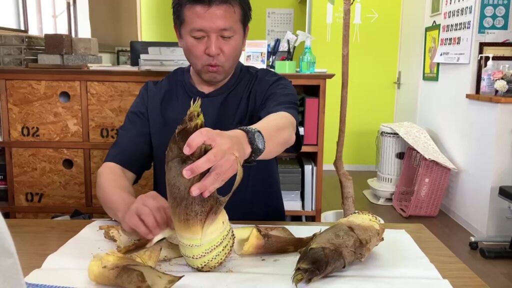 【三豊市Ｏ様邸】庭仕舞い＆ドッグラン工事｜囲いフェンスの柱建てが完了し、フェンス本体の設置開始 (株)カインズガーデン