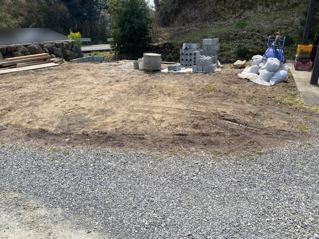 【三豊市Ｏ様邸】庭仕舞い＆ドッグラン工事｜境界ブロック５段積み開始，フェンス柱の独立基礎も埋めます