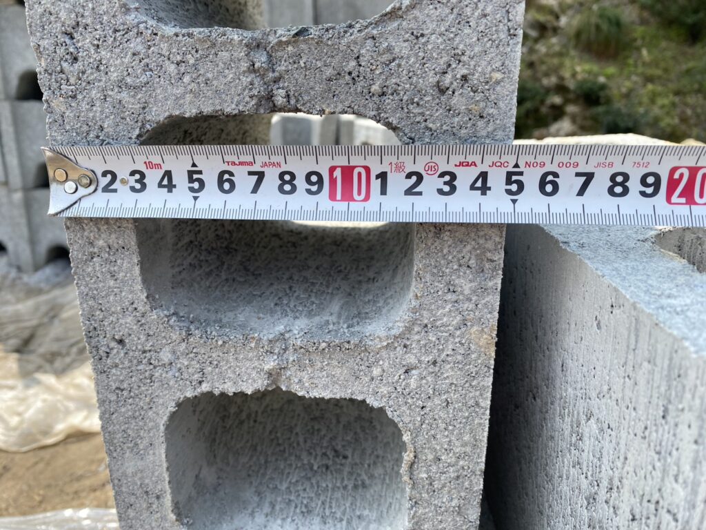 【三豊市Ｏ様邸】庭仕舞い＆ドッグラン工事｜境界ブロック５段積み開始，フェンス柱の独立基礎も埋めます