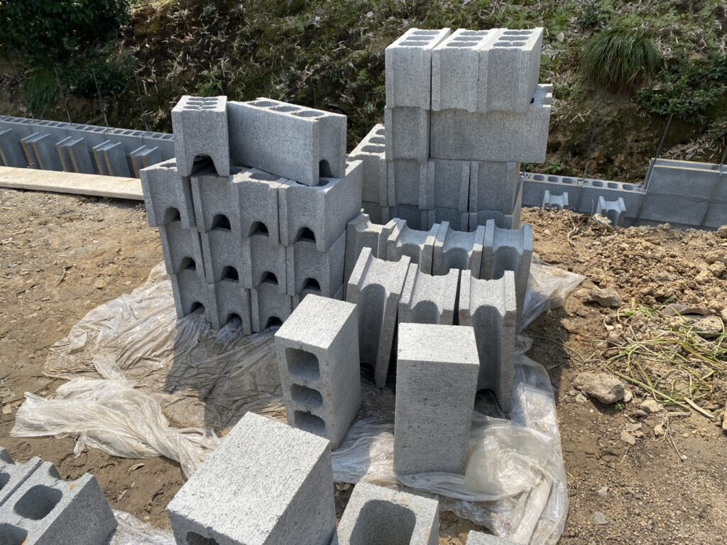 【三豊市Ｏ様邸】庭仕舞い＆ドッグラン工事｜境界ブロック５段積み開始，フェンス柱の独立基礎も埋めます