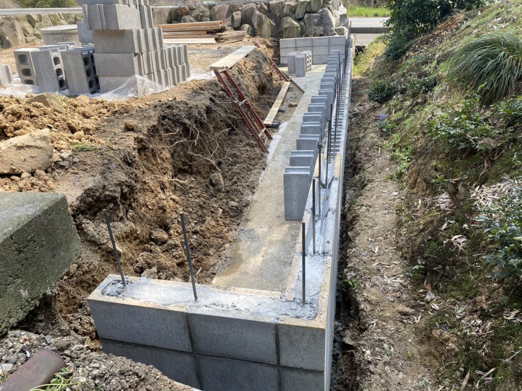 【三豊市Ｏ様邸】庭仕舞い＆ドッグラン工事｜境界ブロック５段積み開始，フェンス柱の独立基礎も埋めます