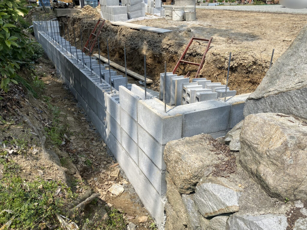 【三豊市Ｏ様邸】庭仕舞い＆ドッグラン工事｜境界ブロック５段積み開始，フェンス柱の独立基礎も埋めます