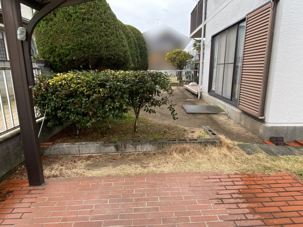 【高松市ＫＵ様邸】雑草対策＆庭仕舞い工事着工⛑｜庭木植栽・天然芝花壇撤去、波板やドアパネルも交換 (株)カインズガーデン