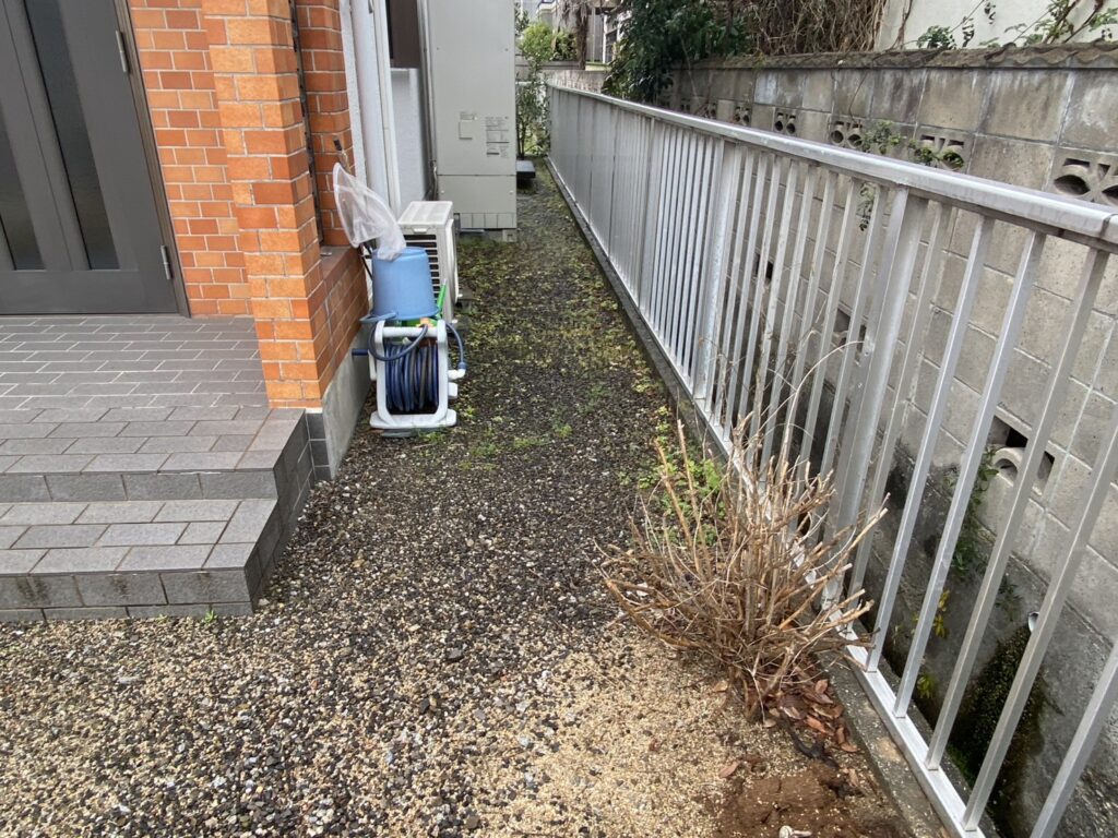 【高松市ＫＵ様邸】雑草対策＆庭仕舞い工事着工⛑｜庭木植栽・天然芝花壇撤去、波板やドアパネルも交換 (株)カインズガーデン