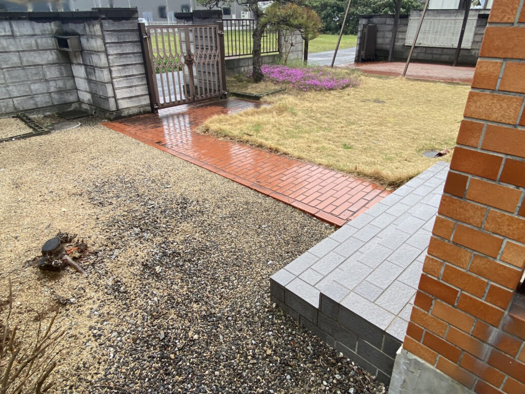 【高松市ＫＵ様邸】雑草対策＆庭仕舞い工事着工⛑｜庭木植栽・天然芝花壇撤去、波板やドアパネルも交換 (株)カインズガーデン