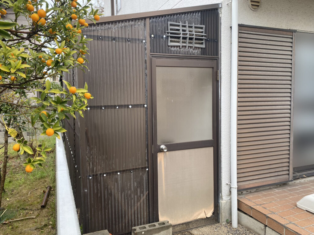 【高松市ＫＵ様邸】雑草対策＆庭仕舞い工事着工⛑｜庭木植栽・天然芝花壇撤去、波板やドアパネルも交換 (株)カインズガーデン