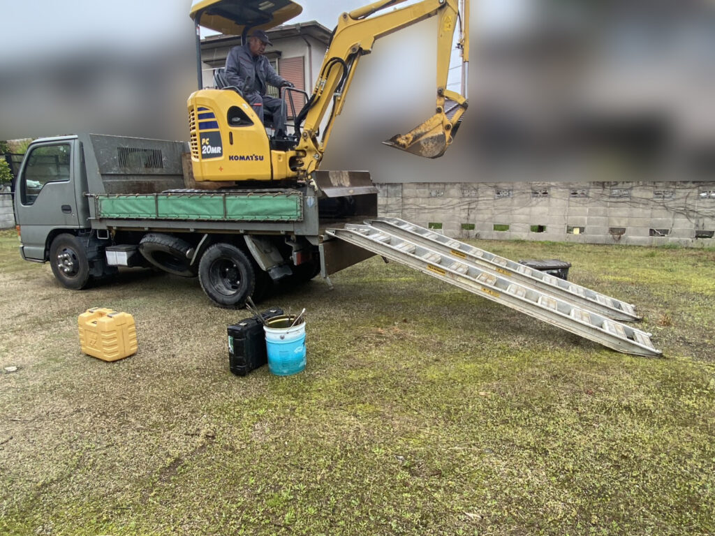 【高松市ＫＵ様邸】雑草対策＆庭仕舞い工事着工⛑｜庭木植栽・天然芝花壇撤去、波板やドアパネルも交換 (株)カインズガーデン