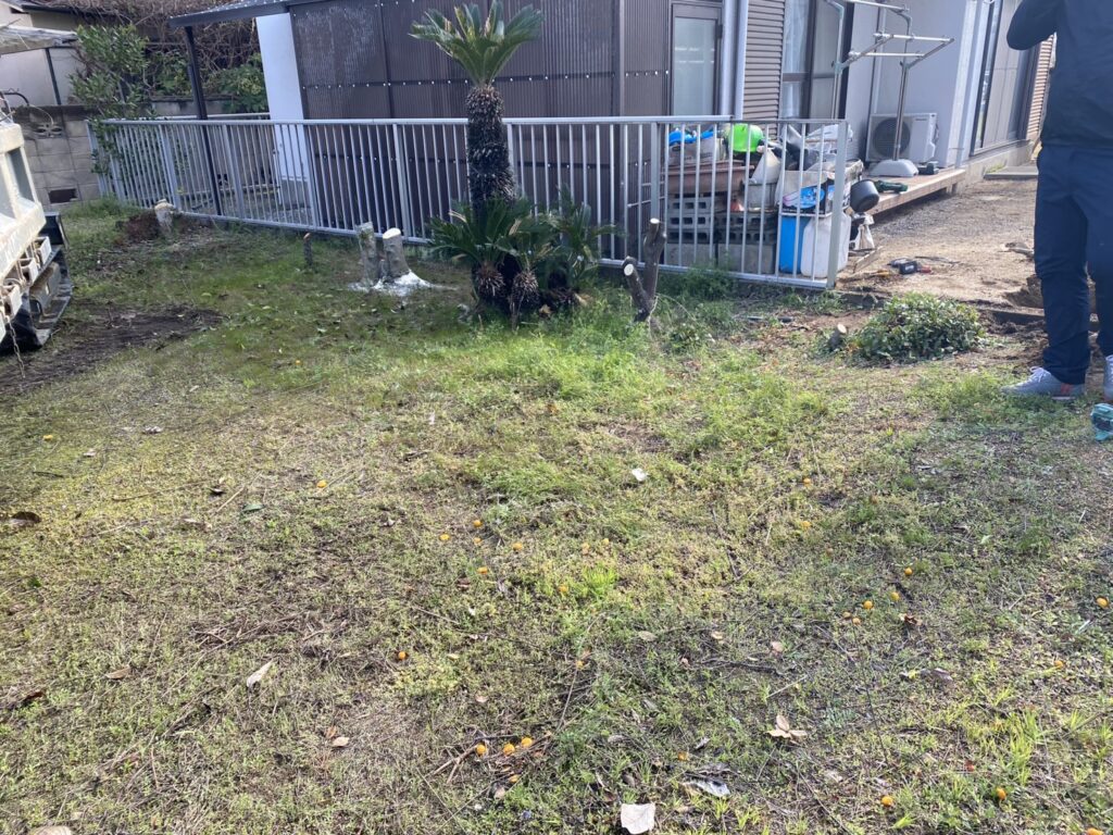 【高松市ＫＵ様邸】雑草対策＆庭仕舞い工事着工⛑｜庭木植栽・天然芝花壇撤去、波板やドアパネルも交換 (株)カインズガーデン