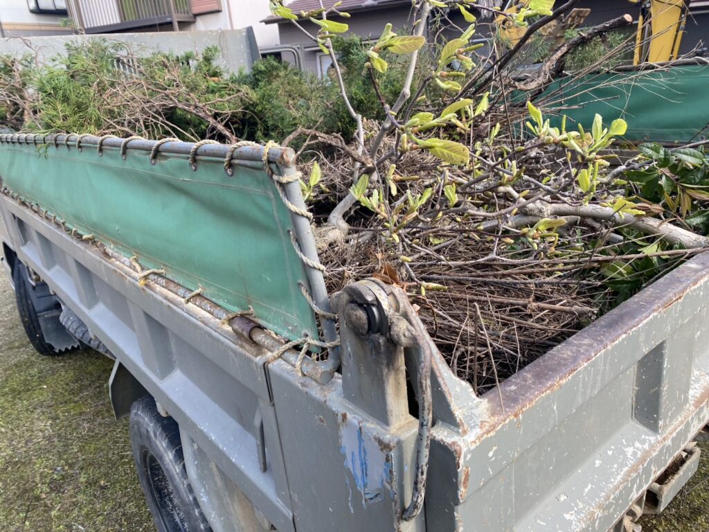 【高松市ＫＵ様邸】雑草対策＆庭仕舞い工事着工⛑｜庭木植栽・天然芝花壇撤去、波板やドアパネルも交換 (株)カインズガーデン