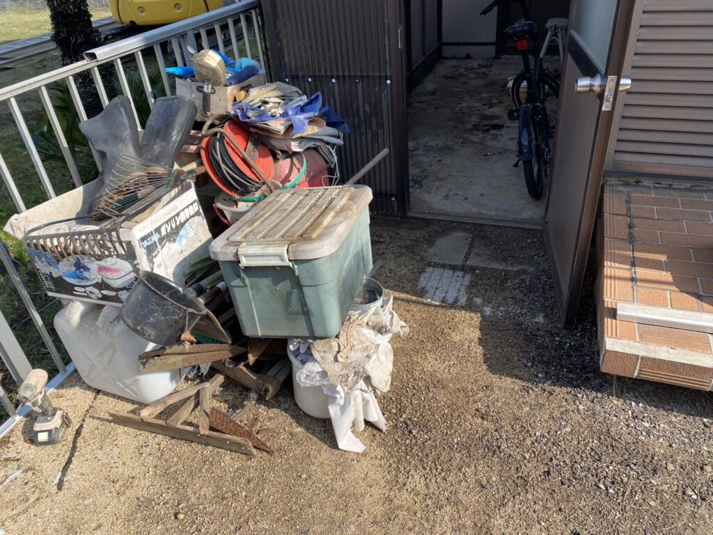 【高松市ＫＵ様邸】雑草対策＆庭仕舞い工事着工⛑｜庭木植栽・天然芝花壇撤去、波板やドアパネルも交換 (株)カインズガーデン