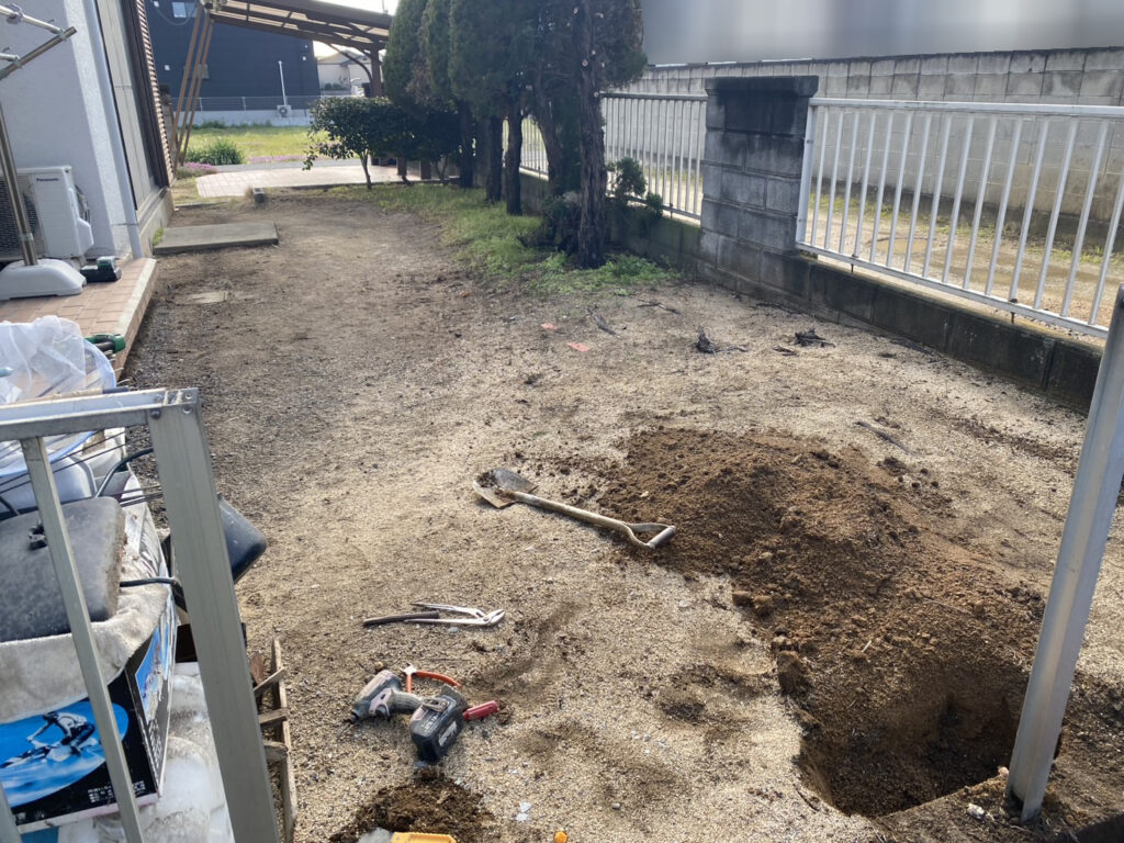 【高松市ＫＵ様邸】雑草対策＆庭仕舞い工事着工⛑｜庭木植栽・天然芝花壇撤去、波板やドアパネルも交換 (株)カインズガーデン