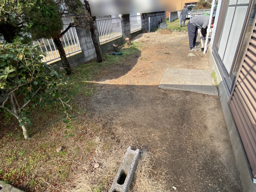 【高松市ＫＵ様邸】雑草対策＆庭仕舞い工事着工⛑｜庭木植栽・天然芝花壇撤去、波板やドアパネルも交換 (株)カインズガーデン