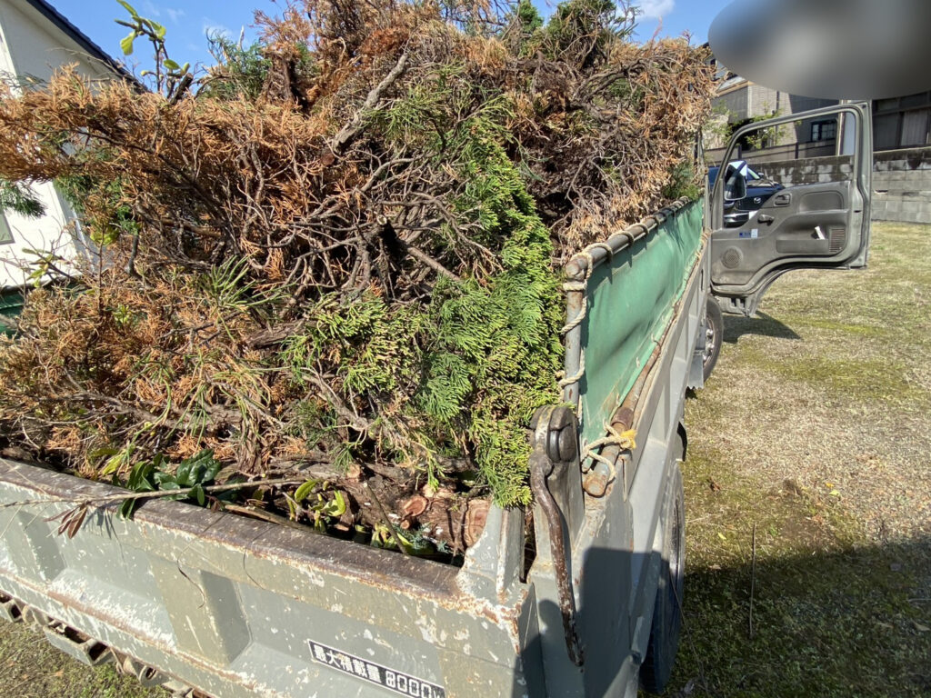 【高松市ＫＵ様邸】雑草対策＆庭仕舞い工事着工⛑｜庭木植栽・天然芝花壇撤去、波板やドアパネルも交換 (株)カインズガーデン