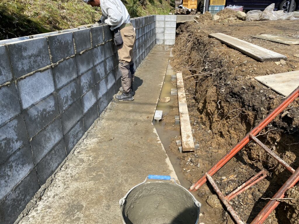 【三豊市Ｏ様邸】庭仕舞い＆ドッグラン工事｜境界ブロック５段積み開始，フェンス柱の独立基礎も埋めます