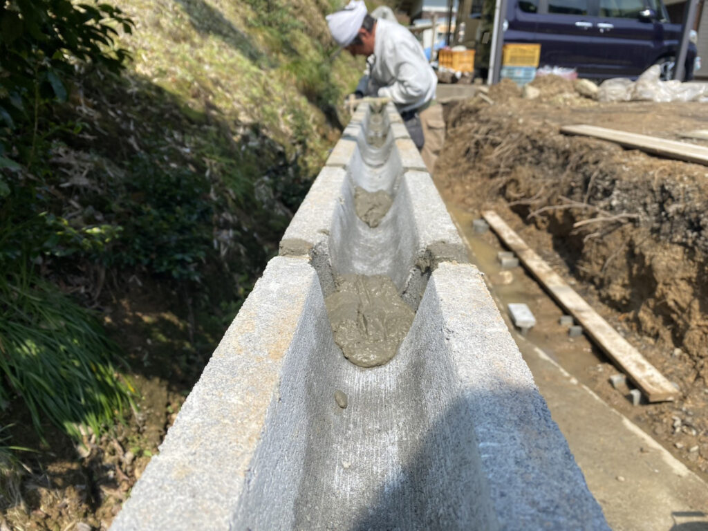 【三豊市Ｏ様邸】庭仕舞い＆ドッグラン工事｜境界ブロック５段積み開始，フェンス柱の独立基礎も埋めます