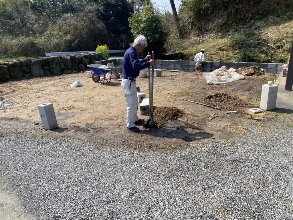 【三豊市Ｏ様邸】庭仕舞い＆ドッグラン工事｜境界ブロック５段積み開始，フェンス柱の独立基礎も埋めます