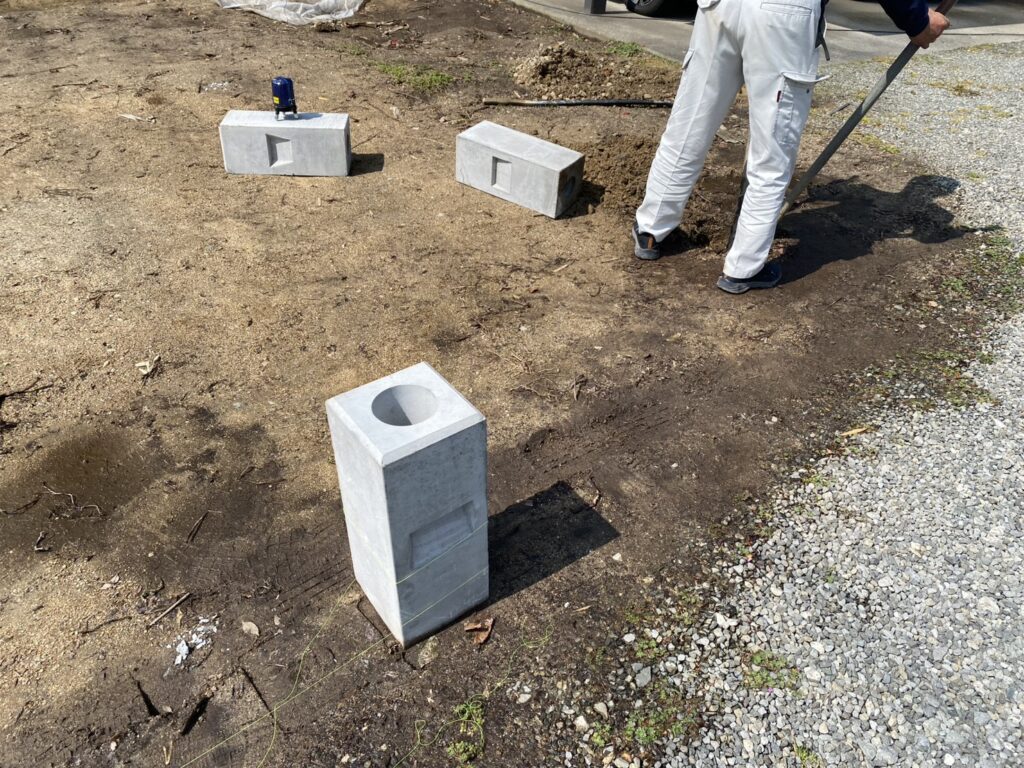 【三豊市Ｏ様邸】庭仕舞い＆ドッグラン工事｜境界ブロック５段積み開始，フェンス柱の独立基礎も埋めます