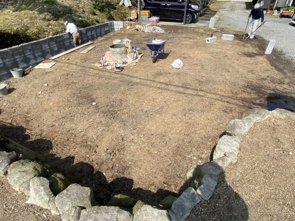 【三豊市Ｏ様邸】庭仕舞い＆ドッグラン工事｜境界ブロック５段積み開始，フェンス柱の独立基礎も埋めます