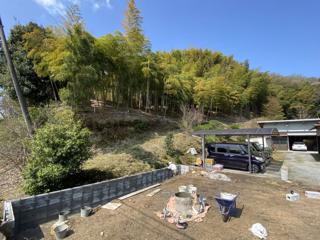 【三豊市Ｏ様邸】庭仕舞い＆ドッグラン工事｜境界ブロック５段積み開始，フェンス柱の独立基礎も埋めます