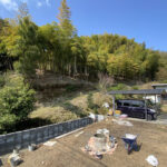 【三豊市Ｏ様邸】庭仕舞い＆ドッグラン工事｜境界ブロック５段積み開始，フェンス柱の独立基礎も埋めます