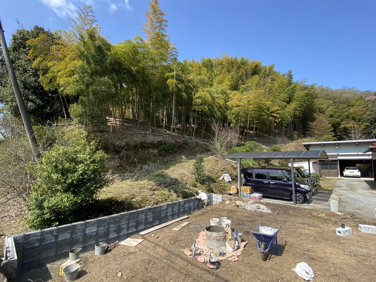 【三豊市Ｏ様邸】庭仕舞い＆ドッグラン工事｜境界ブロック５段積み開始，フェンス柱の独立基礎も埋めます