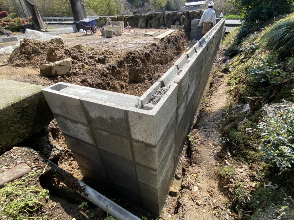 【三豊市Ｏ様邸】庭仕舞い＆ドッグラン工事｜境界ブロック５段積み開始，フェンス柱の独立基礎も埋めます