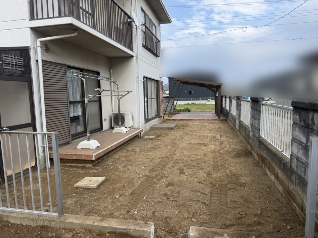 【高松市ＫＵ様邸】雑草対策＆庭じまい工事｜生垣や庭木植栽の撤去系完了✨土間コンクリート打設準備中 (株)カインズガーデン