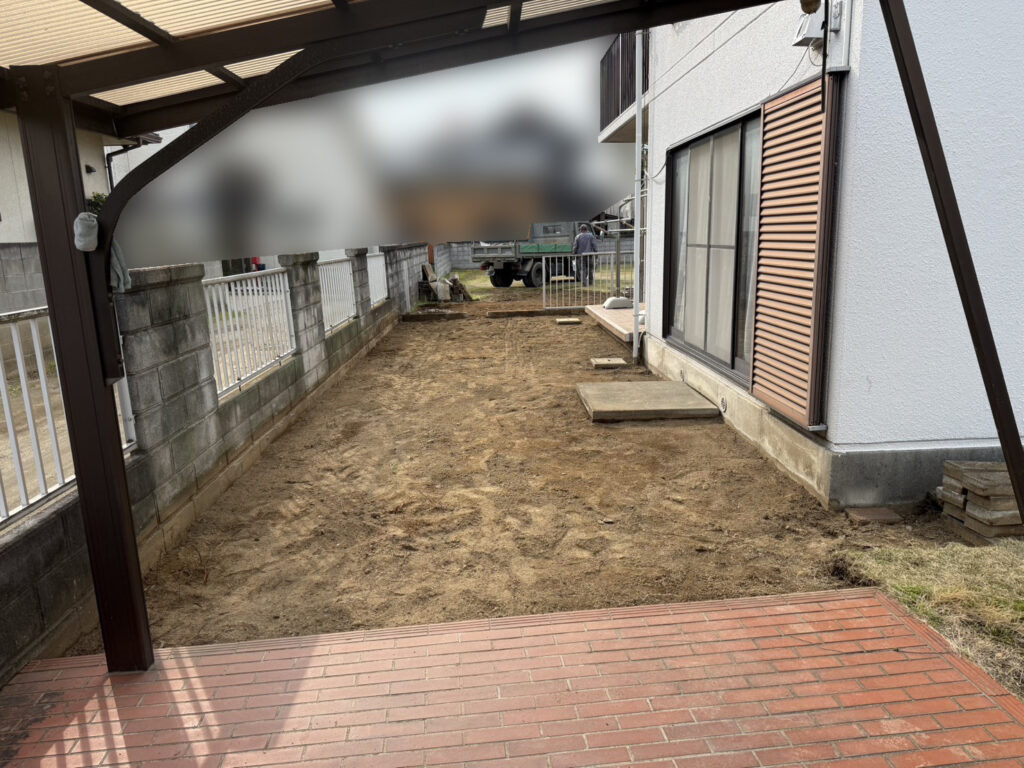 【高松市ＫＵ様邸】雑草対策＆庭じまい工事｜生垣や庭木植栽の撤去系完了✨土間コンクリート打設準備中 (株)カインズガーデン