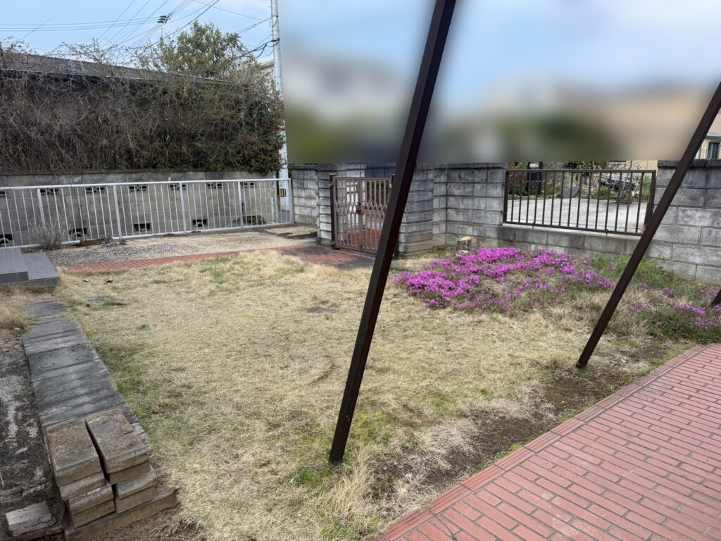 【高松市ＫＵ様邸】雑草対策＆庭じまい工事｜生垣や庭木植栽の撤去系完了✨土間コンクリート打設準備中 (株)カインズガーデン