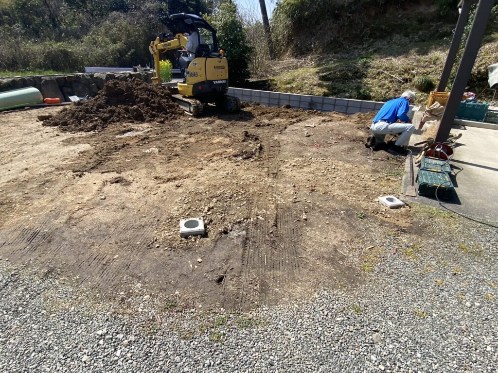 【三豊市Ｏ様邸】庭仕舞い＆ドッグラン工事｜境界ブロック５段積み開始，フェンス柱の独立基礎も埋めます