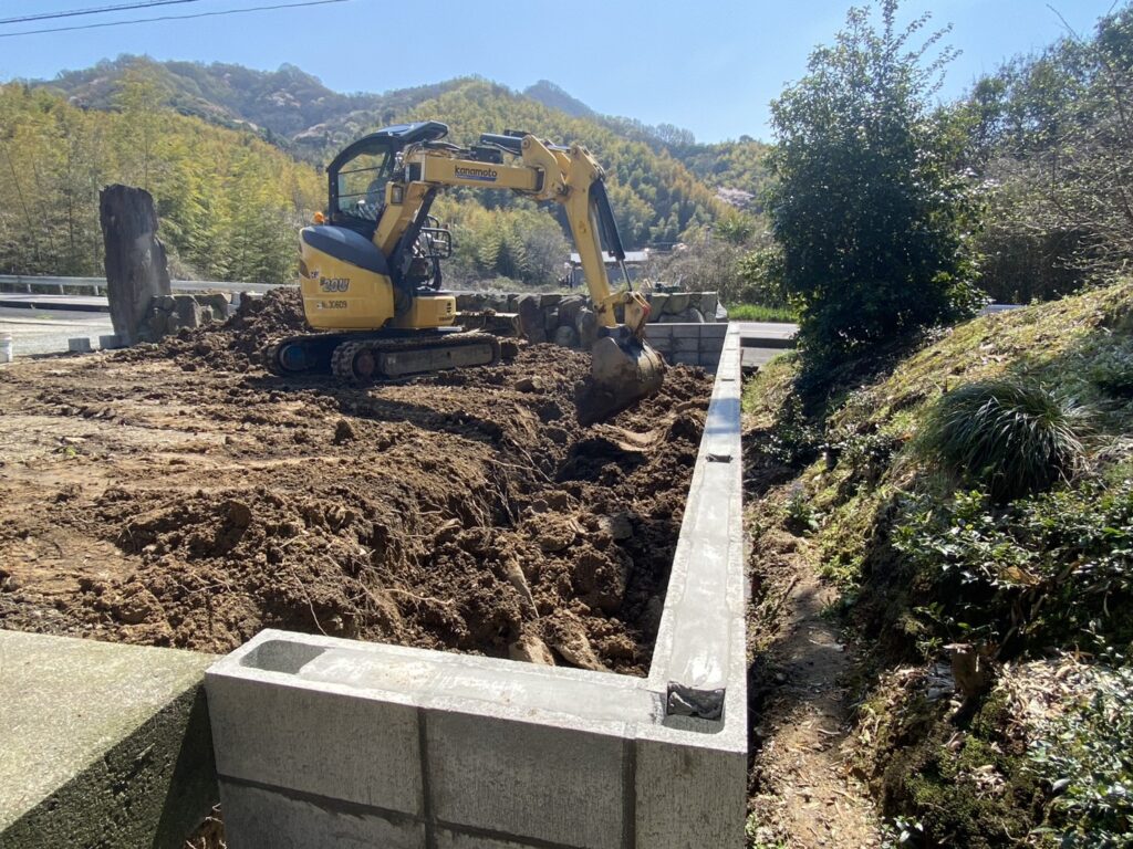 【三豊市Ｏ様邸】庭仕舞い＆ドッグラン工事｜境界ブロック５段積み開始，フェンス柱の独立基礎も埋めます