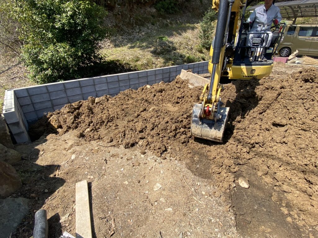 【三豊市Ｏ様邸】庭仕舞い＆ドッグラン工事｜境界ブロック５段積み開始，フェンス柱の独立基礎も埋めます