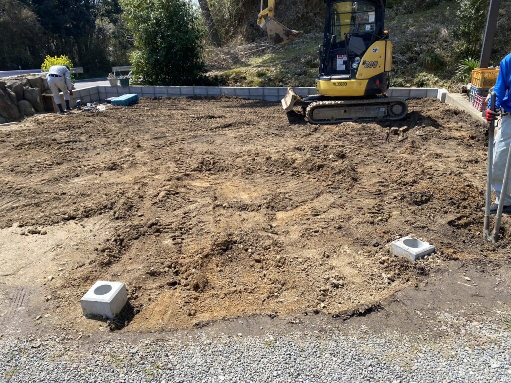 【三豊市Ｏ様邸】庭仕舞い＆ドッグラン工事｜境界ブロック５段積み開始，フェンス柱の独立基礎も埋めます