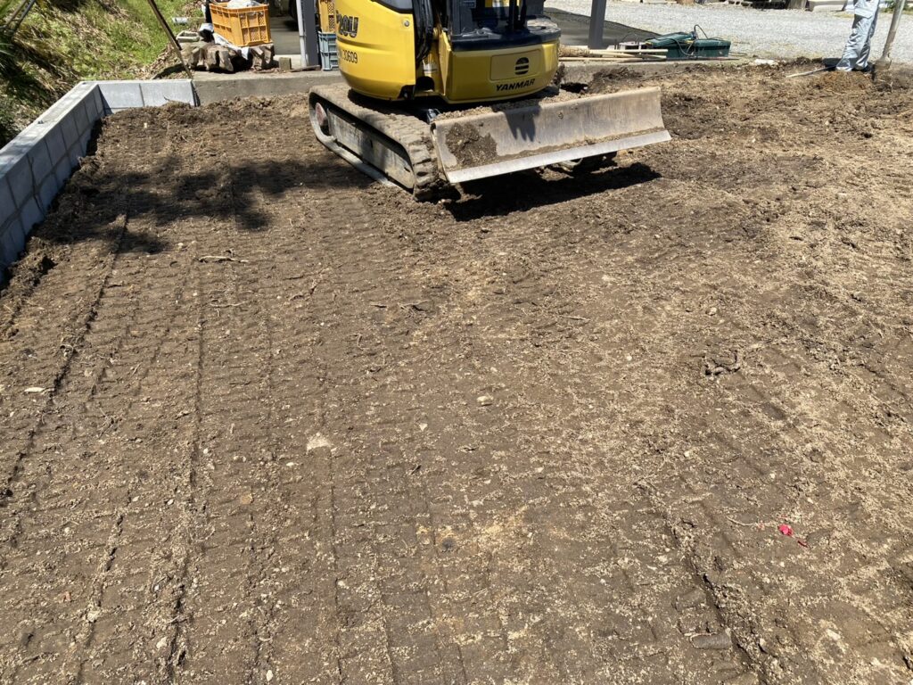 【三豊市Ｏ様邸】庭仕舞い＆ドッグラン工事｜境界ブロック５段積み開始，フェンス柱の独立基礎も埋めます