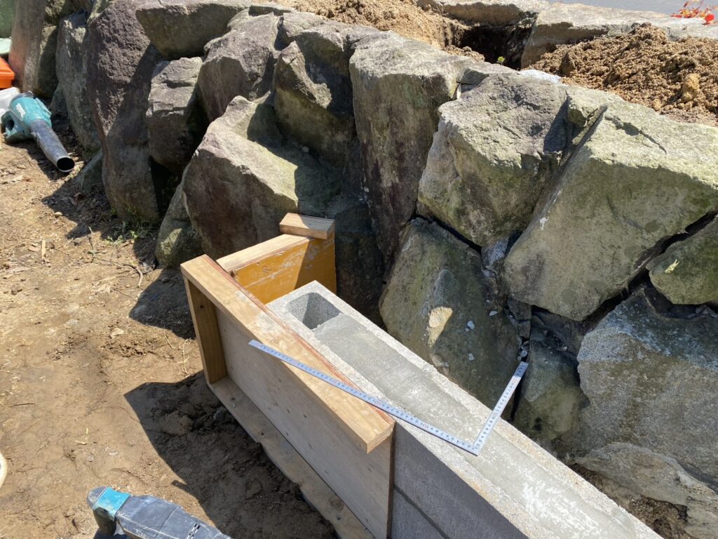 【三豊市Ｏ様邸】庭仕舞い＆ドッグラン工事｜境界ブロック５段積み開始，フェンス柱の独立基礎も埋めます