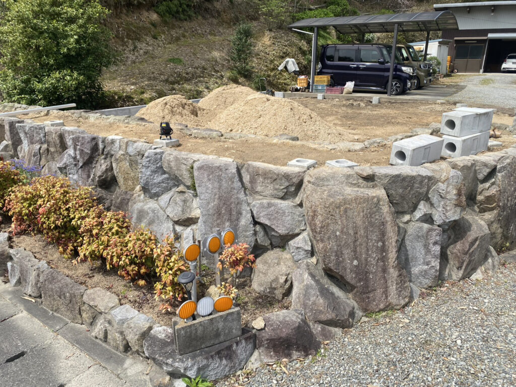 【三豊市Ｏ様邸】庭仕舞い＆ドッグラン工事｜囲いフェンスの柱建てが完了し、フェンス本体の設置開始 (株)カインズガーデン