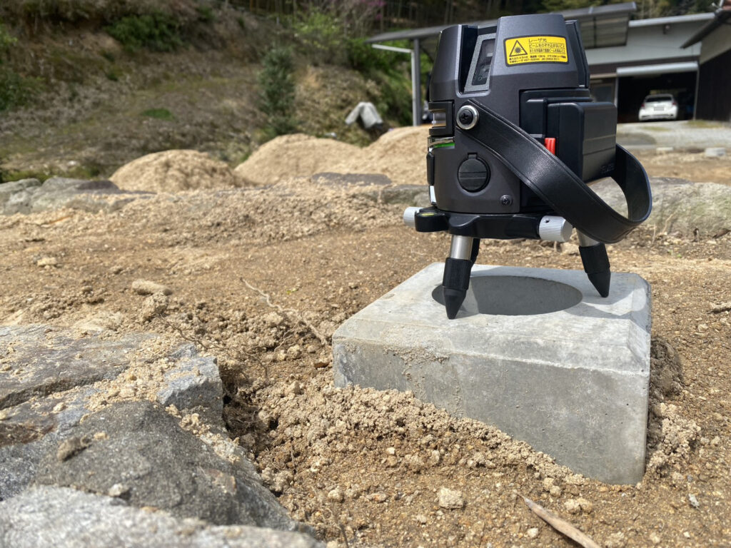 【三豊市Ｏ様邸】庭仕舞い＆ドッグラン工事｜囲いフェンスの柱建てが完了し、フェンス本体の設置開始 (株)カインズガーデン