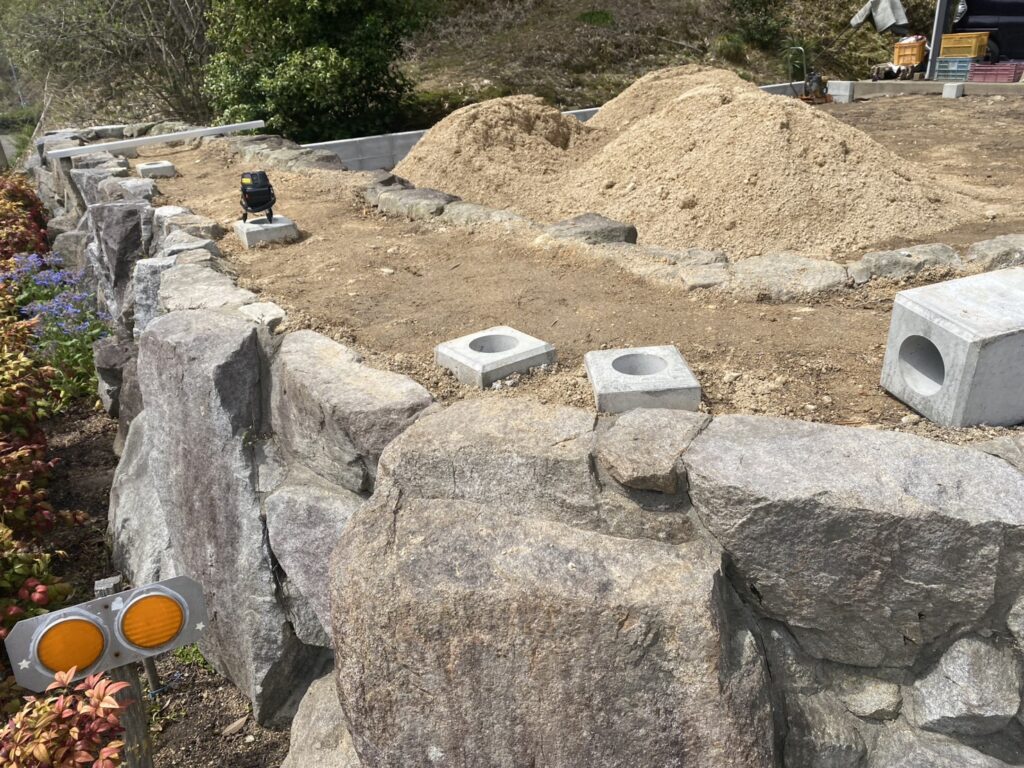 【三豊市Ｏ様邸】庭仕舞い＆ドッグラン工事｜囲いフェンスの柱建てが完了し、フェンス本体の設置開始 (株)カインズガーデン