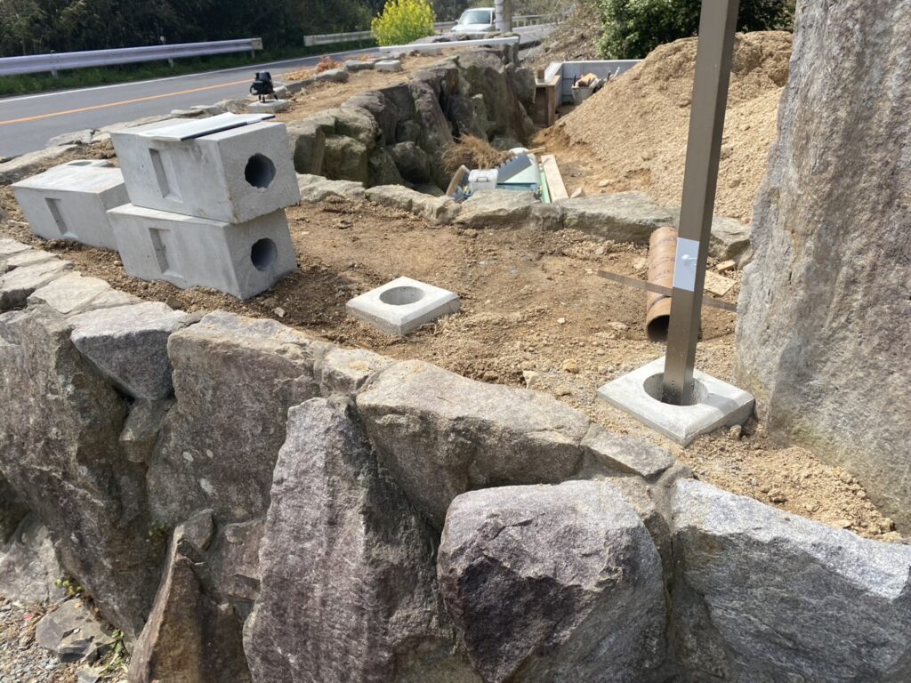 【三豊市Ｏ様邸】庭仕舞い＆ドッグラン工事｜囲いフェンスの柱建てが完了し、フェンス本体の設置開始 (株)カインズガーデン