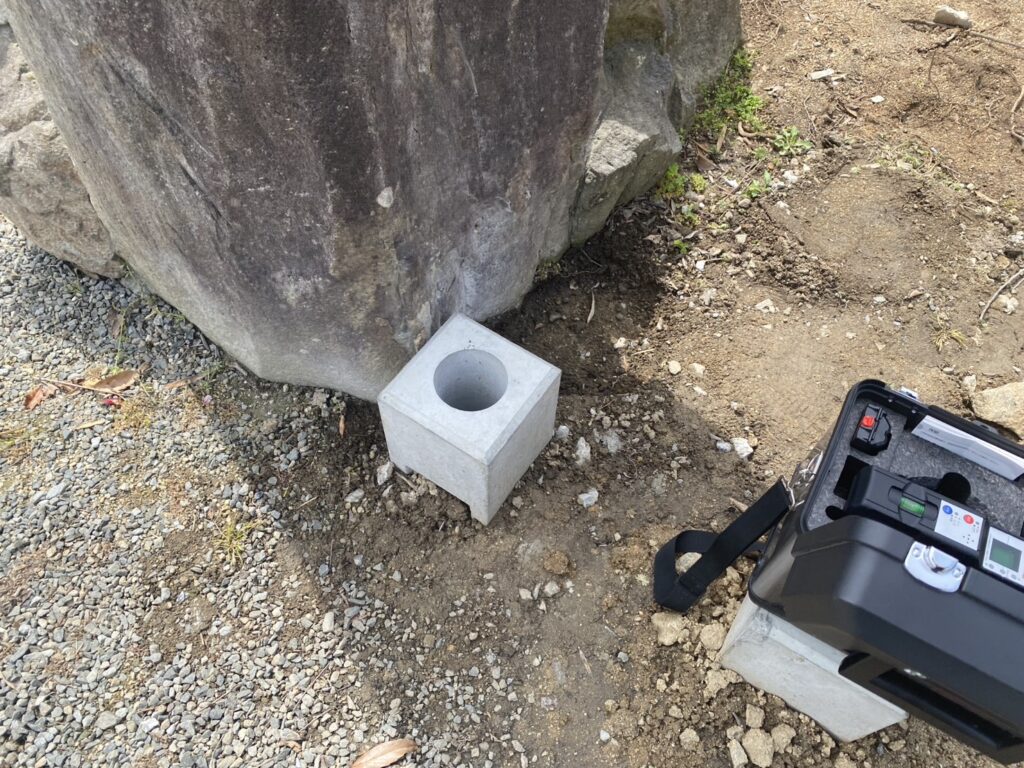 【三豊市Ｏ様邸】庭仕舞い＆ドッグラン工事｜囲いフェンスの柱建てが完了し、フェンス本体の設置開始 (株)カインズガーデン