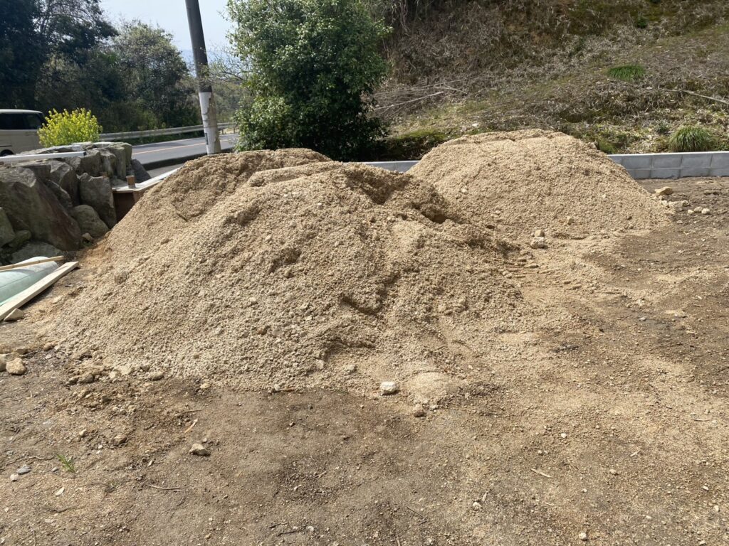 【三豊市Ｏ様邸】庭仕舞い＆ドッグラン工事｜囲いフェンスの柱建てが完了し、フェンス本体の設置開始 (株)カインズガーデン