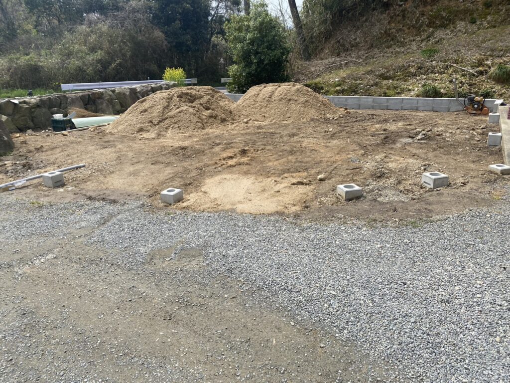 【三豊市Ｏ様邸】庭仕舞い＆ドッグラン工事｜囲いフェンスの柱建てが完了し、フェンス本体の設置開始 (株)カインズガーデン