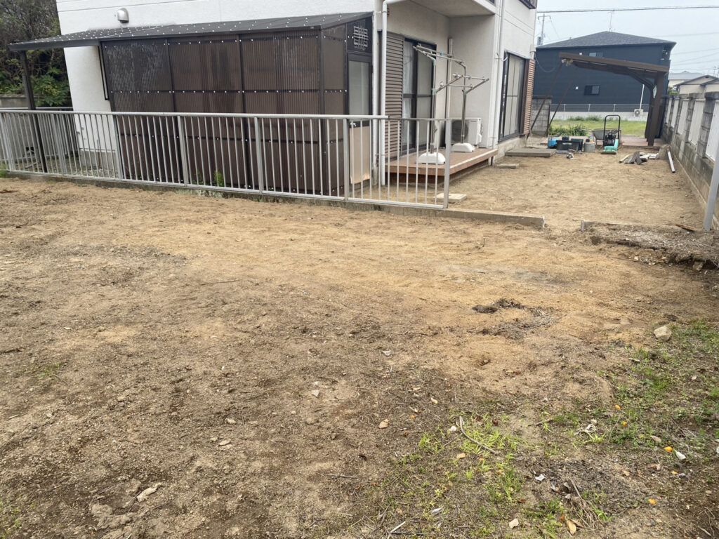 【高松市ＫＵ様邸】雑草対策＆庭じまい工事｜生垣や庭木植栽の撤去系完了✨土間コンクリート打設準備中 (株)カインズガーデン