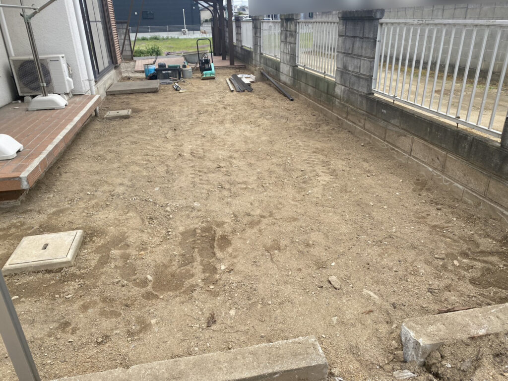 【高松市ＫＵ様邸】雑草対策＆庭じまい工事｜生垣や庭木植栽の撤去系完了✨土間コンクリート打設準備中 (株)カインズガーデン