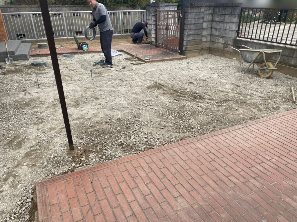 【高松市ＫＵ様邸】雑草対策＆庭じまい工事｜生垣や庭木植栽の撤去系完了✨土間コンクリート打設準備中 (株)カインズガーデン