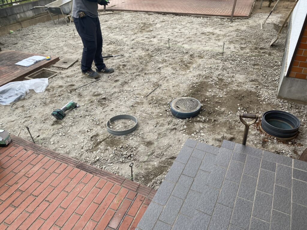 【高松市ＫＵ様邸】雑草対策＆庭じまい工事｜生垣や庭木植栽の撤去系完了✨土間コンクリート打設準備中 (株)カインズガーデン